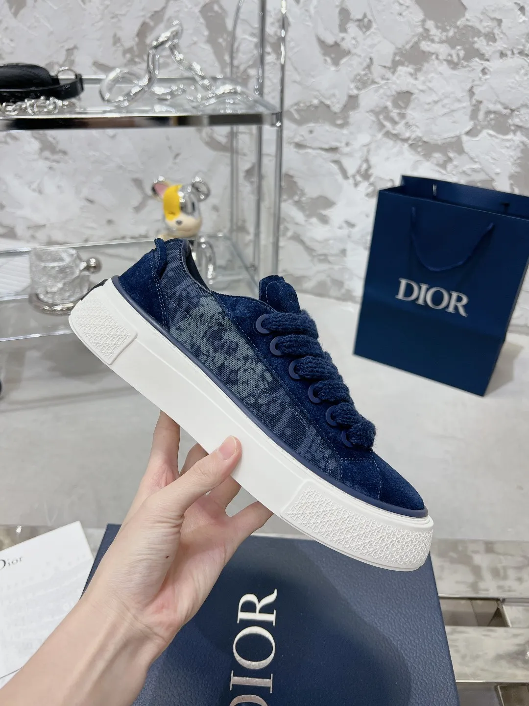 👟👟Ex-factory price P560👟👟 Women's shoe factory top version Dior B33 series! Casual sneakers for couples 👟 Purchased from the original, developed and made. Carefully crafted from Dior gray cow leather, decorated with tone-on-tone CD Diamond pattern canvas panels on the sides. The shoelace eyelets in the shape of CD Icon are clever and exquisite, and the two-color sole, tongue and heel are all decorated with special details, making it more refined. A very casual and versatile shoe. 🔘Fabric: Original customized calfskin + Oblique floral fabric 🔘Inner: Customized breathable lining 🔘Outsole: Original molded TPU combination outsole 🔘Sole thickness: 3CM 🔘Size: Women's size: 35-41 Male size: 38-46 (Female 41, Male 38, 46 customized, non-refundable)